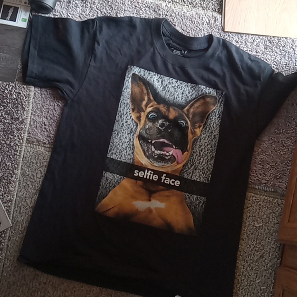 Gill Dan selfie face tee